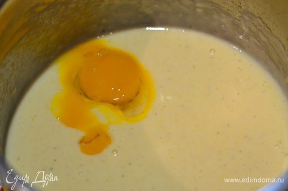 Яйца разделить на желтки и белки. Добавить по одному желтку к остуженной сырной смеси и взбить миксером до однородности,добавить совсем немного цедры лимона.