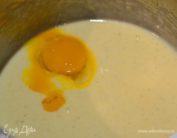 Яйца разделить на желтки и белки. Добавить по одному желтку к остуженной сырной смеси и взбить миксером до однородности,добавить совсем немного цедры лимона.