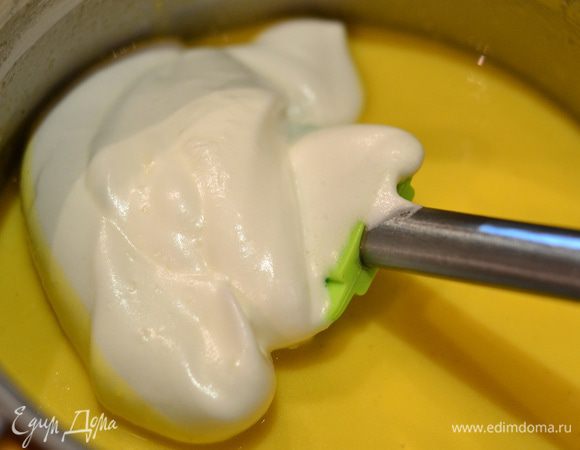 Взбить белки с остальной половиной нормой сахара и лимонным соком до устойчивых пиков. Добавить пару ложек  к яично-сырной смеси, перемешать.очень аккуратно, чтобы белки не в коем случае не осели, добавить остальные белки и лопаткой снова перемешать. Включить духовку на 150-160 гр.