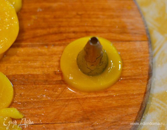 Я сделала вот такие персики-ананасы)))