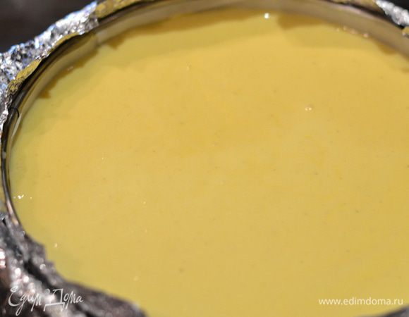 На фрукты вылить сырное суфле. Я поставила еще в одну разьемную форму чуть побольше. Так как в рецепте нужно было выпекать этот торт на водяной бане. Я не рискнула, так как у меня формы разьемные и даже если обернуть их фальгой, вода могла бы проникнуть в торт.