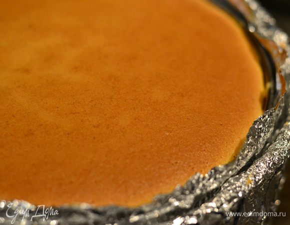 Выпекать торт в зараннее разогретой духовке при температуре 150-160 градусов 1 час  10 минут-1 час 20 минут. Регулируйте температуру по своей духовке. Так как я сначала выпекала  торт минут 40 при температуре 160 гр., а потом снизила до 150 гр. и выпекала до готовности. Готовый торт сразу же не вынимать!!Выключите духовку и пускай там при слегка открытой дверце постоит. Затем вынуть из духовки, остудить, из формы не в коем случае не извлекать! Поставить в холодильник на ночь в форме. На следующий день аккуратно вынуть из формы.