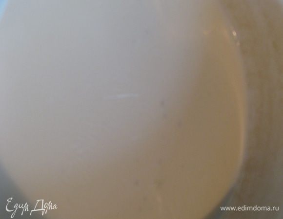 Готовим рикотту:
смешать в кастрюле молоко и сливки, поставить на маленький огонь, посолить довести до кипения, чем медленнее, тем лучше! Тем временем выжать сок из лимона, процедить его и когда молочно-сливочная смесь закипит влить сок и тщательно размешать деревянной ложкой. Смесь начнет сворачиваться, пару минут помешайте, выключите огонь, накройте полотенцем и уберите на час-другой, в идеале конечно до полного остывания. Затем дуршлаг выстелить 2-мя слоями марли, чтобы с творога стекала жидкость. 