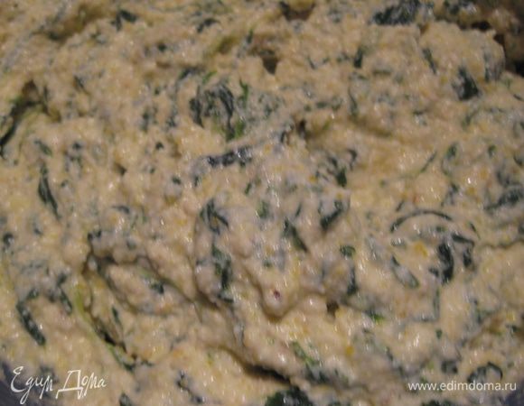 Готовим запеканку: Шпинат, если свежий промыть, обсушить и положить в разогретую сковородку без масла и тушить на маленьком огне под закрытой крышкой минут 10. Если у вас замороженный шпинат, то положите не размораживая на сковородку, тушите так же минут 10, а потом откиньте на дуршлаг, чтобы стекла жидкость. 2 яйца взбить, добавить шпинат, рикотту, поленту, муку если используете, хорошо перемешать, добавить соль, приправы. Форму смазать раст. маслом, выложить нашу смесь туда, сверху присыпать сыром и отправить в разогретую до 190 градусов духовку на 30 минут.