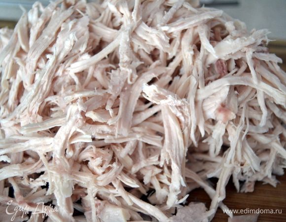 Куриную грудку нащипать на волокна.