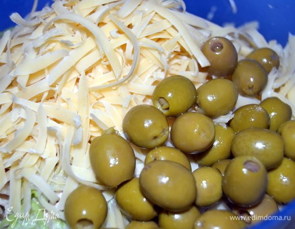 Выложить оливки (у меня с лимоном)