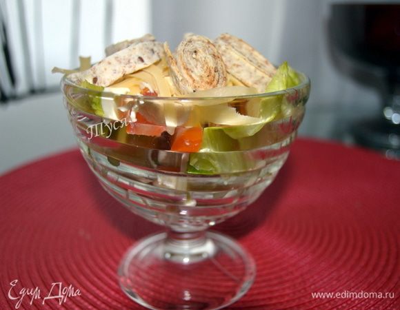 Все перемешать,заправить майонезом,сверху выложить рулетики лаваша.