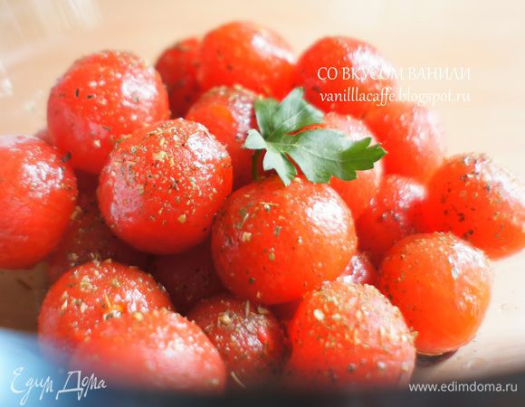 Черри помыть и залить горячей водой. Оставить примерно на 10 минут. Воду слить. Очистить от кожицы. И замариновать в оливковом масле и бальзамическом уксусе. По желанию приправить специями (у меня прованские травы).