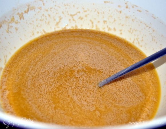 В миске смешать муку,соль,растопленное масло,пиво.Хорошо перемешать и добавить пакетик дрожжей.У меня пакетик рассчитан на 500 г муки,соответственно я взяла 1/4 пакета.Получилась вот такая масляная масса.Ее нужно оставить в прохладном месте на полтора часа.У меня самое прохладное место-холодильник.