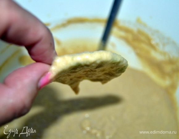 Достаем тесто.Масло застыло кусочками.Странно)) Хотя ничего странного,понятно ведь,что масло застынет.Перемешала интенсивно.Дома жара,масло опять подтаяло.Разогрела растительное масло в глубокой сковороде.Обмакнула дольку в тесто и отправила в раскаленное масло.Что произошло- масло из кляра тут-же выпарилось и осталось тонкое кружевное тесто на кабачке.Мне показалось,это не совсем то,что должно быть и я добавила в общей сложности еще 3 горсти муки.Жарим кабачки малыми порциями.