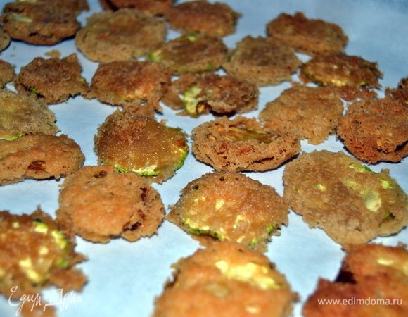 Разогреваем духовку до 150 гр.Выкладываем кабачки на противень (я застелила бумагой)и отправляем в духовку с приоткрытой дверцей.Кабачки там дополнительно подрумянятся и станут более хрустящими.