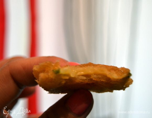 Кабачок из первой партии сразу,не дожидаясь духовки, я должна была попробовать)) Оказалось очень оригинально!!! Сверху хрустящая,такая хрумкая корочка,с необычным вкусом(видимо пиво дает такой привкус) внутри нежный,сочный кабачок.