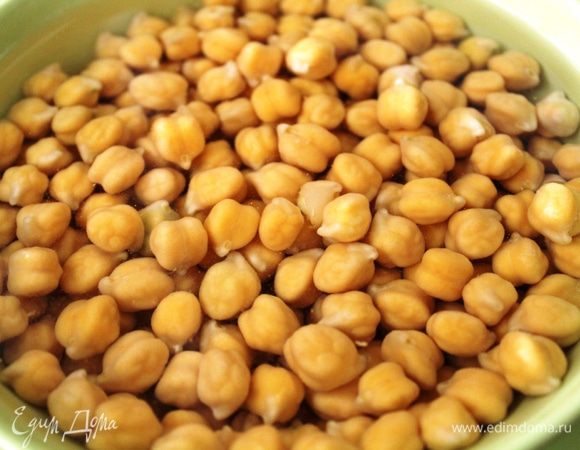 Нут замочить в холодной воде на время не менее, 4 часов... Затем промыть и сварить до готовности.