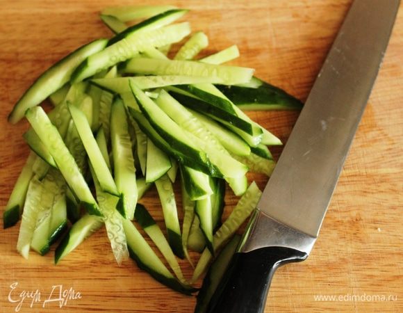 Огурец нарезать соломкой.