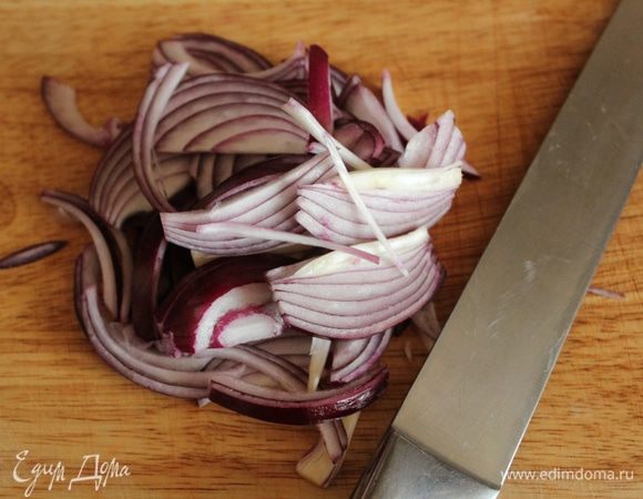 Лук тонко нашинковать.