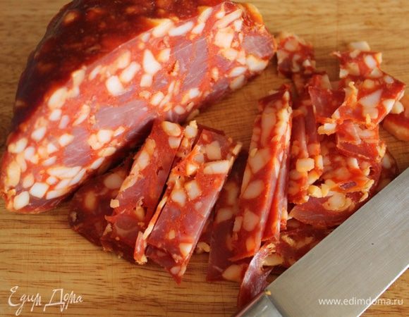 Колбасу нарезать полосками