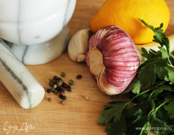 Лимон и зелень  помыть и обсушить. Приготовить заправку.