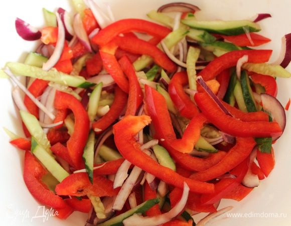 Овощи сложить в чашку и перемешать.