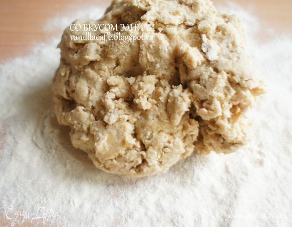 Выложить тесто на присыпанную мукой поверхность.