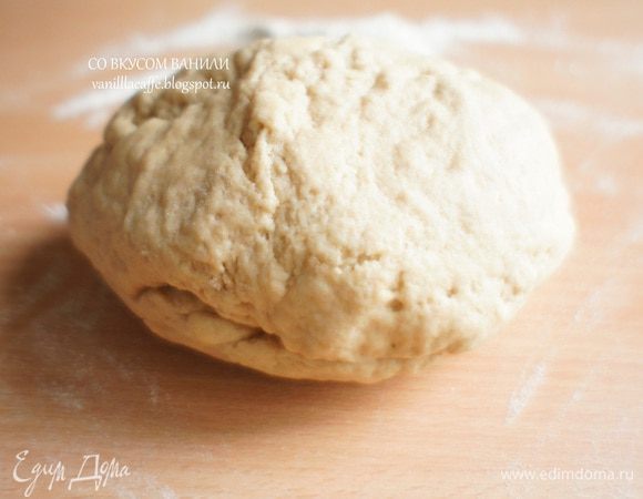 Замесить тесто, подсыпая муку, пока не перестанет прилипать к рукам.