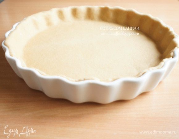 Тесто раскатать и выложить в смазанную сливочным маслом форму.