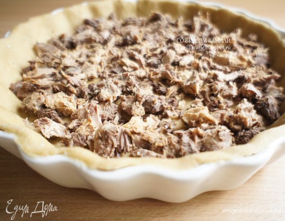 На тесто положить тунец, поперчить.