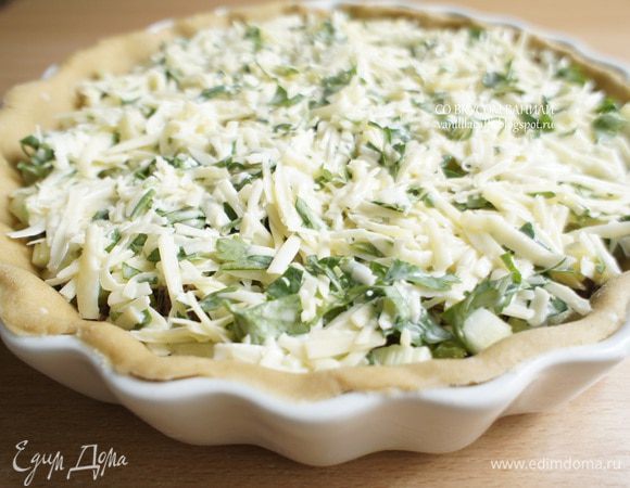 Выложить начинку в пирог и поставить в разогретую до 180 градусов духовку. Выпекать 30-35 минут.