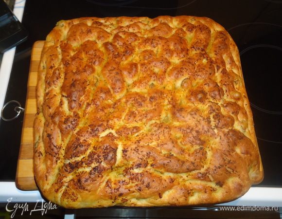 В большой миске смешать воду, дрожжи, соль, масло, сахар и муку оливки порезать пополам тоже сразу в миску с 1 апельсина на терке снять цедру и также в миску все хорошо перемешать и поставить в теплое место чтоб поднялось раза в 2