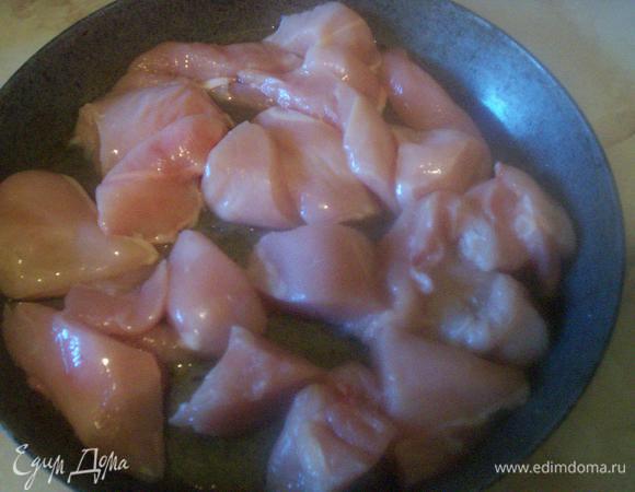 Филе промыть, порезать на кусочки среднего размера (где-то 4х4 см)))) Складываем на сковородку - ее можно ничем не смазывать. Солим, посыпаем специями и отставляем в сторону, чтобы немного промориновалось - а пока занимаемся соусом