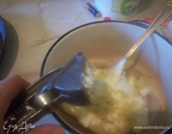 Смешиваем майонез и сметану. Выдавливаем чеснок. Добавляем воды - 200-300 мл - смотрим по консистенции. Перемешиваем. Соус-заправка будет жидкой (как тесто для блинов), но этого не надо бояться, потому что в духовке он загустеет. Заливаем соусом куриное филе. Ставим в духовку.