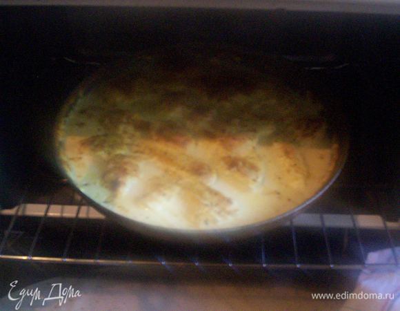 Выпекаю на 220 гр. Сначала на третьей линии сверху, чтобы зарумянились выступающие части куриного филе - 20 минут, потом переставляю на самую нижнюю линию - оставляю еще на 20 минут.