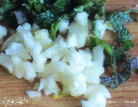 Чеснок и зелень измельчить. 