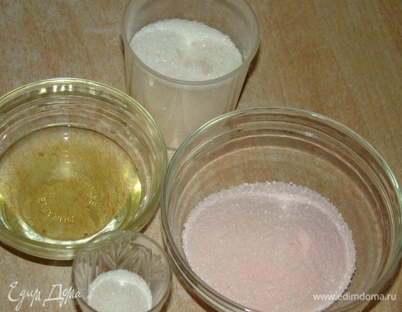 Вот все, что нам нужно. Соединяем в чаше миксера, включаем на самую быструю скорость