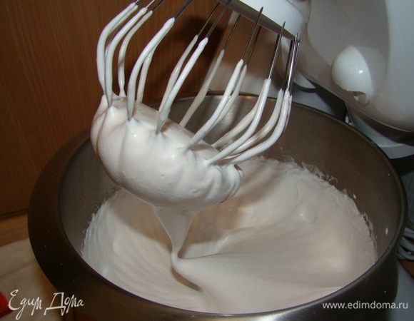 Пробуем - если глазурь еще тянется за венчиком - продолжаем взбивать