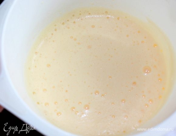 Приготовить бисквит:
Заранее просеять муку два раза. Яйца (комнатной температуры) взбивать около минуты на максимальной скорости миксера, постепенно добавляя сахар. Взбивать 6-7 минут до белой и воздушной массы. Смешать муку с разрыхлителем и щепоткой соли. В два этапа ввести муку к яйцам, перемешивая лопаткой снизу вверх. 