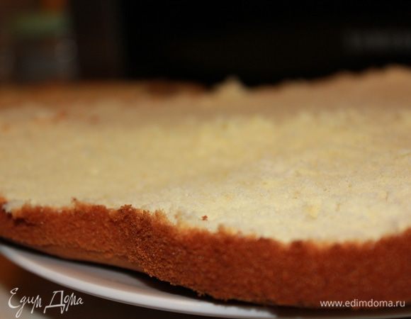 Когда бисквит испечется надо приоткрыть дверцу духовки и оставить бисквит ещё на некоторое время, чтобы не было резкого перепада температуры. Готовый бисквит остудить. Я срезаю слегка верхушку чтобы легче и качественнее пропитать бисквит.