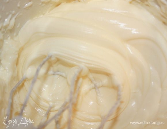 Приготовить крем:
Миксером взбить сливочный сыр с сахарной пудрой. Продолжая взбивать, добавить желатин тонкой струйкой (1 пакетик желатина залить холодной водой и оставить на 10-12 минут, затем нагреть на водяной бане до полного растворения желатина). Отдельно взбить хорошо охлажденные сливки и добавить их к сливочному сыру. 