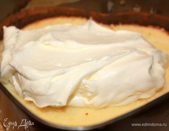 Собирать торт можно двумя способами - сперва бисквит, сверху крем. Или наоборот, форму застелить фольгой, выложить сливочный крем, затем бисквит (потом, уже после застывания, необходимо взять другую разъемную форму и перевернуть торт). 