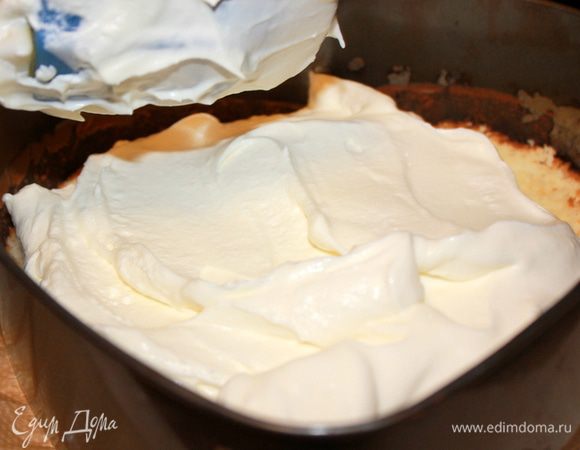ВАЖНО: чтобы торт был высоким и красивым, нужно брать форму небольшого размера с высокими бортиками (в диаметре 20-22 см). 