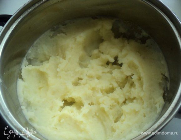 Отварить в подсоленной воде картофель, размять в пюре с небольшим количеством отвара. Часть отвара отлить для теста. Охладить до теплого состояния.