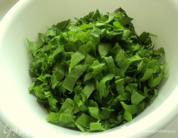 Щавель перебрать, помыть и посушить. Порезать полосками и слегка примять ( без фанатизма). Сахар не добавлять, иначе щавель пустит сок.

