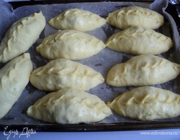 Пирожки выложить на противень, смазанный маслом. Смазать сверху сладкой водой.