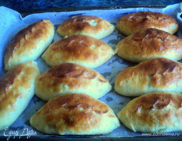 Выпекать при температуре 200 градусов 25 минут до румяной корочки. Готовые пирожки можно смазать сверху растительным маслом, чтобы корочка была блестящей.

