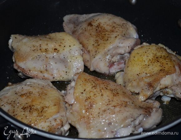 Жарить на на сред.огне (не на чугунной сковороде,из-за кислотности уксуса и помидор).
Жарить каждую сторону 5мин. Переложить курицу со сковороды на 
тарелку.