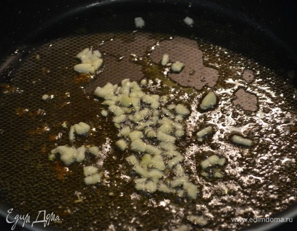 Добавить 1 стол.л раст.масла на сковороду. После положить чеснок,готовить 1 мин.