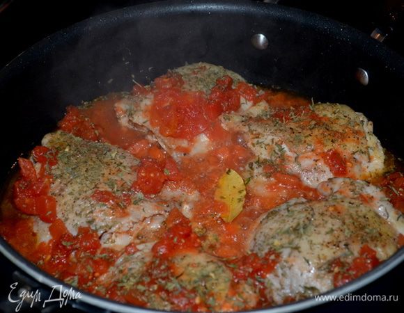 Затем уксус, кусочки курицы, томаты с жидкостью, куриный бульон, лавровый лист,петрушку и тмин.
Прикрыть крышкой и готовить на сред.огне 45 мин.