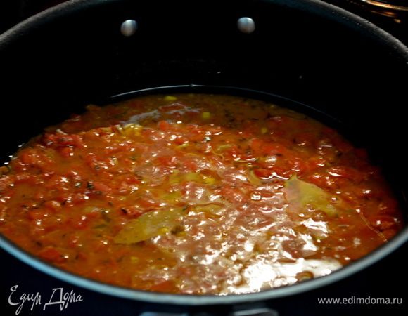 Приготовить соус,переложить курицу на тарелку, прикрыть сверху др.тарелкой. Прибавить огонь и кипятитт минут 5.
 Горячий соус вылить на кусочки курицы, подавать с гарниром.