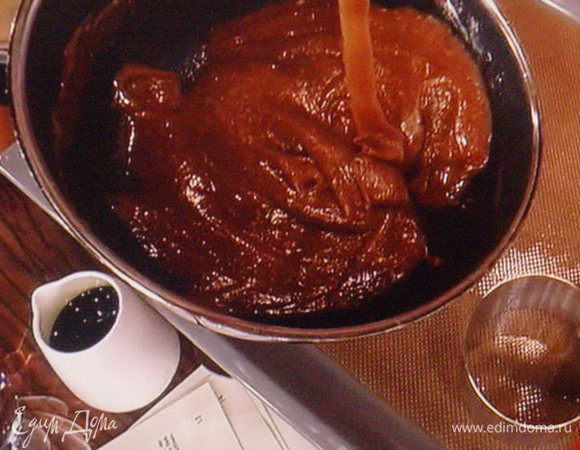 Формочки для суфле смазать маслом и обсыпать сахаром, так лучше вынимается готовый продукт. Поставить в холод. Духовку разогреть до 200°.
Шоколад измельчить,растопить. Масло растопить в кастрюльке, добавить муку, интенсивно смешать с маслом. 200 мл молока постепенно добавить к мучной массе, непрерывно вымешивая, чтобы  не образовывались комки. Тесто переложить в миску, добавить растопленный шоколад и шоколадный ликёр (можно др. ликёр, можно упустить) и всё хорошенько перемешать.