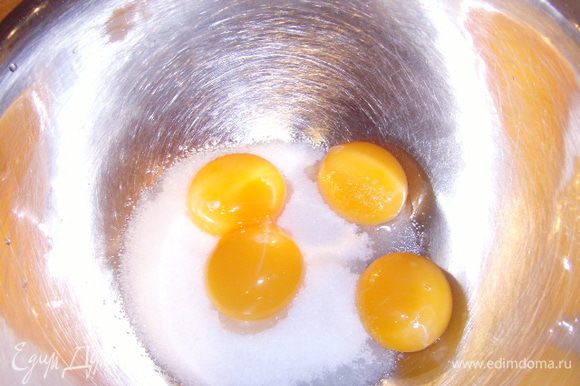 Желтки 4 яиц взбитьс 20 г сахара в светлую пену и смешать с тестом.