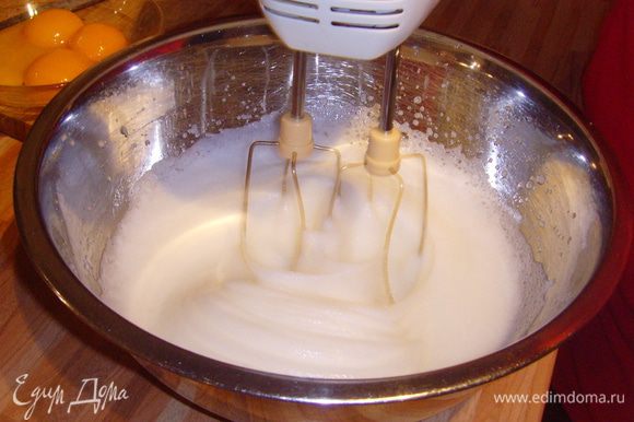 Белки 4 яиц взбить со щепоткой соли до мягких пиков, начиная постепенно вводить 55 г сахара и доводя ло крепкой пены.